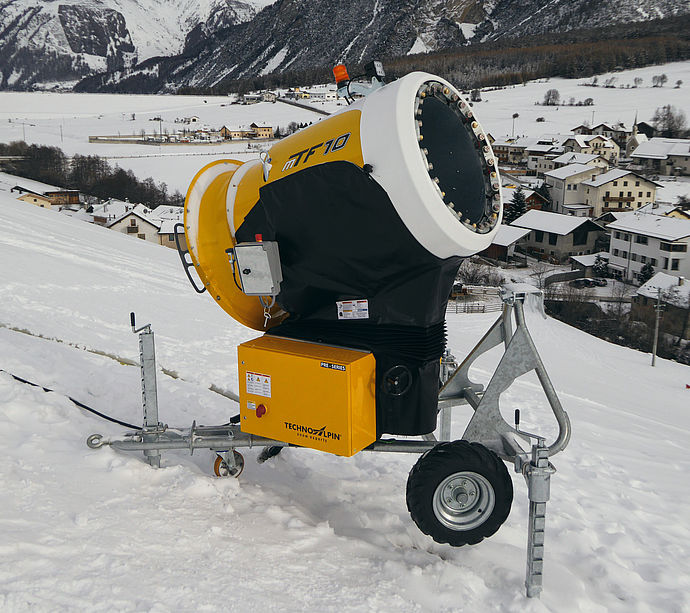 Enneigeur mobile TechnoAlpin MTF 10 sur chariot prêt à l'emploi sur piste