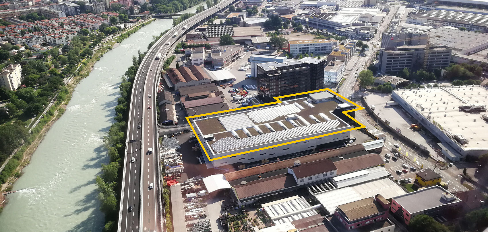 site de production de TechnoAlpin à Bolzano, équipé d'une installation photovoltaïque sur le toit