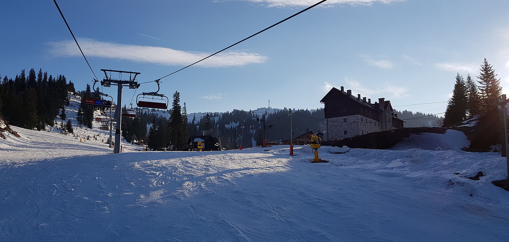 Pista da sci nel comprensorio sciistico di Jahorina in Bosnia con seggiovia e rifugio