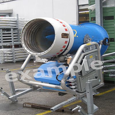 Blaue Lenko 950 Propeller-Schneekanone auf Stahlgestell vor Lagerhalle