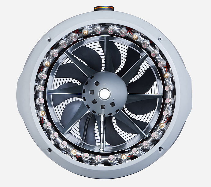 TechnoAlpin TR10 Propellerschneekanone Frontansicht, runde Propellergehäuse mit Messingdüsen-Ring und Mittelpropeller, Produktfotografie