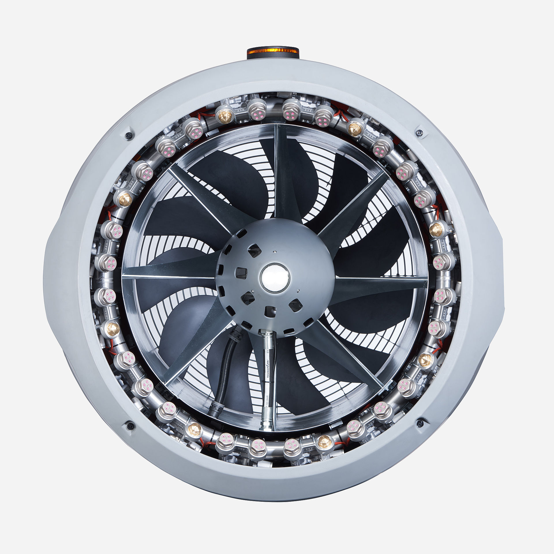 TechnoAlpin TR10 Propellerschneekanone Frontansicht, runde Propellergehäuse mit Messingdüsen-Ring und Mittelpropeller, Produktfotografie