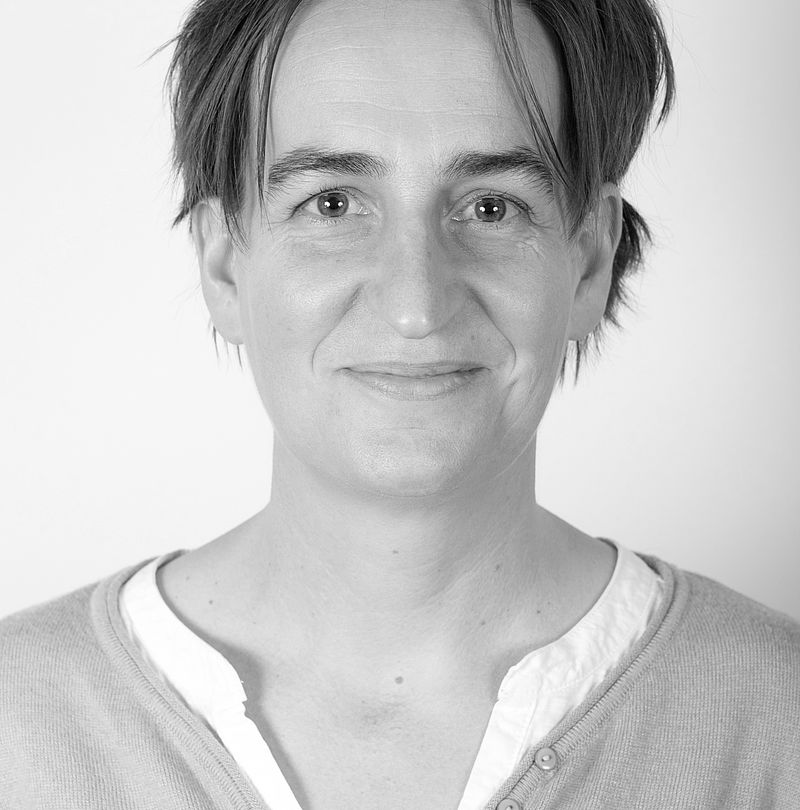 Isabelle Viatte, TechnoAlpin Mitarbeiterin, Schwarz-Weiß-Portrait mit kurzem dunklem Haar und sanftem Lächeln in beigem Oberteil