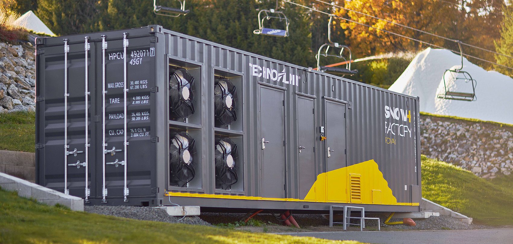 SnowFactory sur une piste en herbe qui produit de la neige
