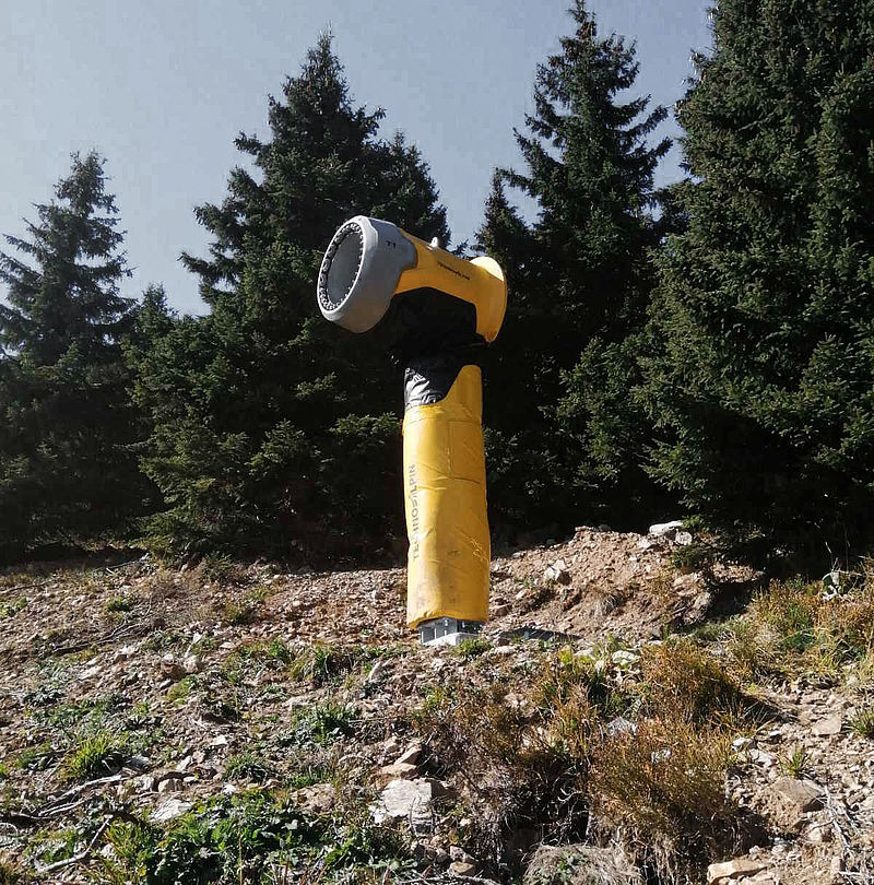 Lancia da neve TechnoAlpin con copertura protettiva gialla al comprensorio di Kopaonik Serbia fuori stagione