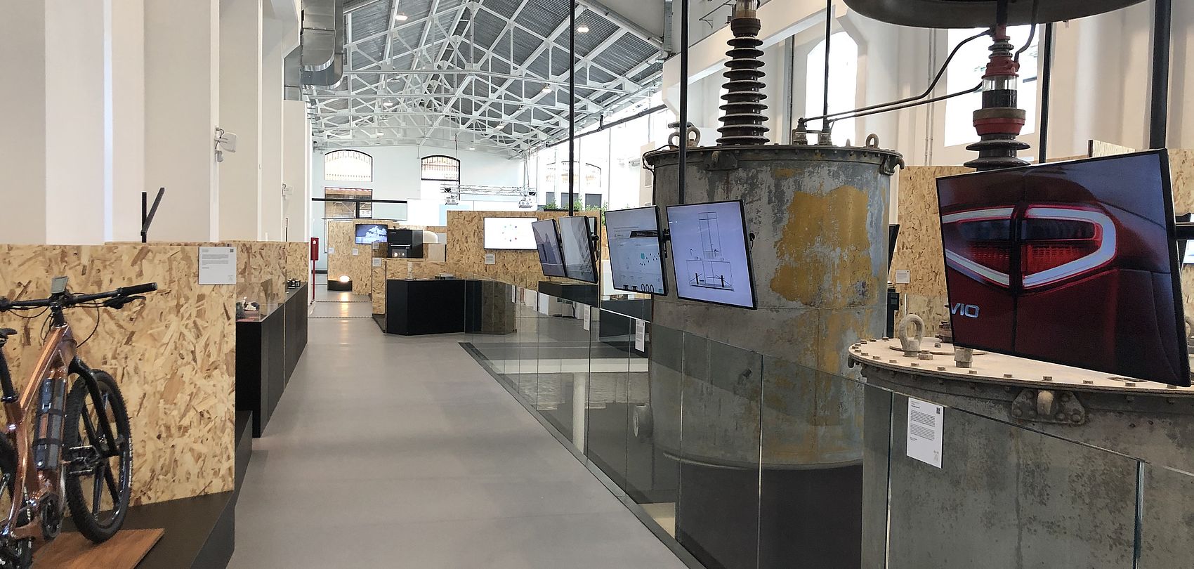 Vue intérieure de l'exposition Compasso Award avec objets d'exposition et de design