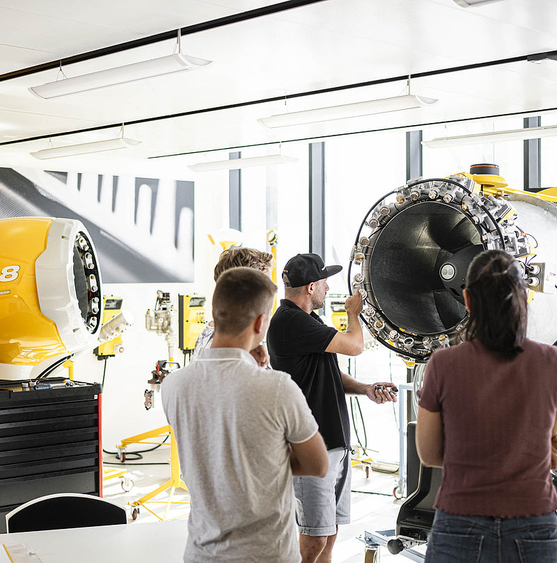 Schulungsteilnehmer der TechnoAlpin Academy bei praktischer Einweisung am TR8 Schneeerzeuger
