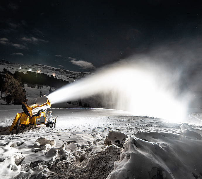 Cannone da neve TechnoAlpin TF10 produce neve di notte sotto cielo stellato