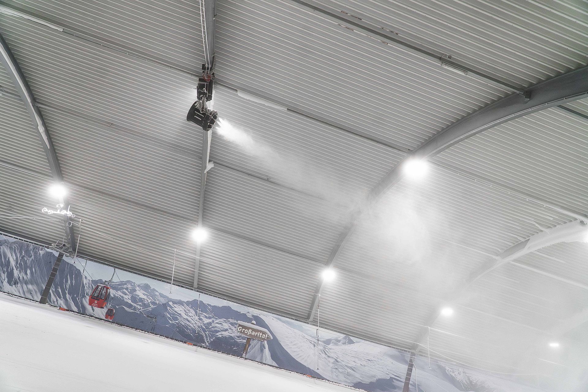 TechnoAlpin SD500 SnowWorld Halle Skifahrer