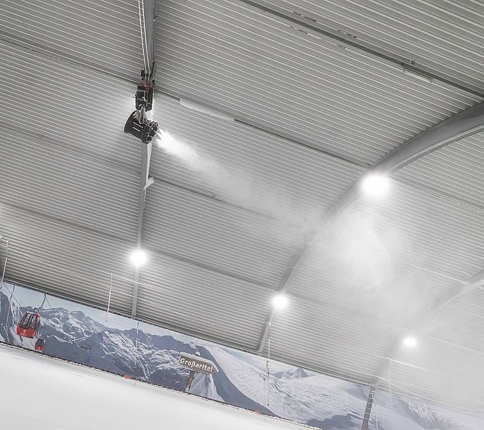 TechnoAlpin SD500 SnowWorld Halle Skifahrer