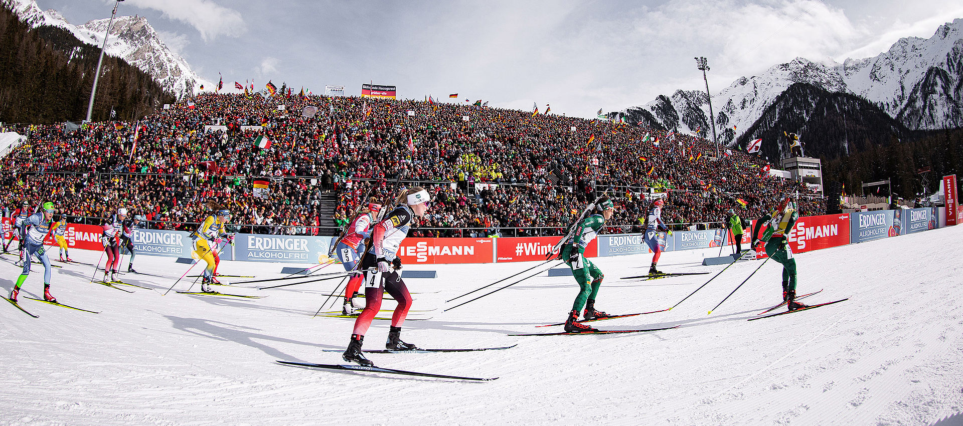 Biathlon-Weltcup in Antholz mit Langläufern auf TechnoAlpin Schnee vor voller Tribüne