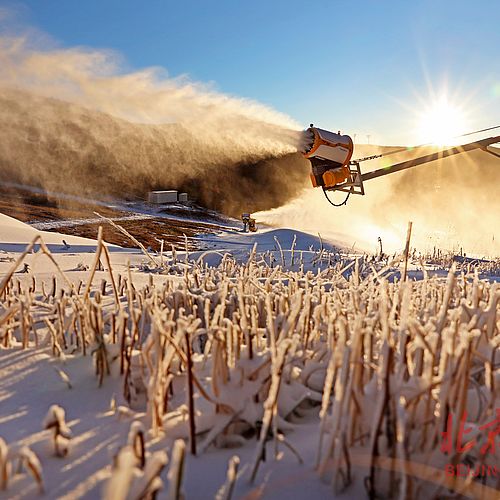 TechnoAlpin Schneekanone bespneit Olympia-Skipiste in Peking bei Sonnenaufgang, Beijing Daily