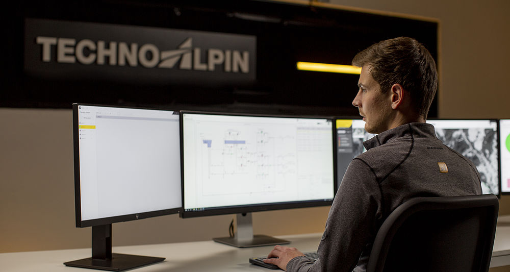 Operatore TechnoAlpin nella sala controllo monitora l'impianto di innevamento su più schermi