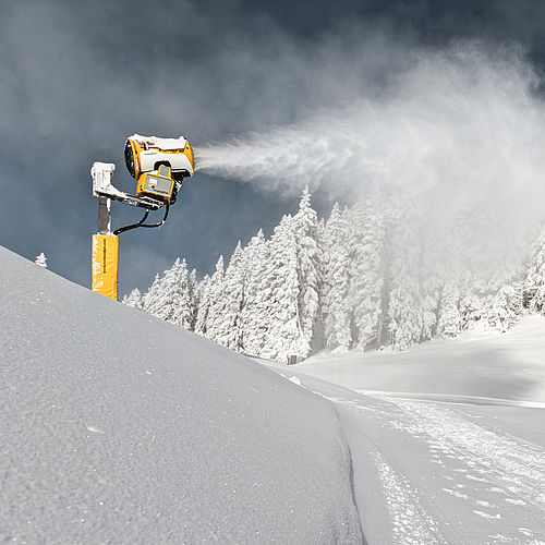 TechnoAlpin Propellermaschine TF10 erzeugt Schnee auf verschneiter Piste