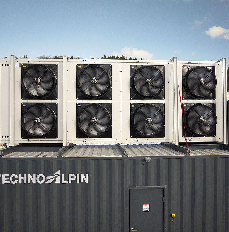 Primo piano SnowFactory Arctic con otto grandi ventilatori su container TechnoAlpin