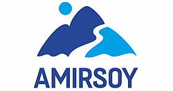 Logo Amirsoy Skigebiet mit blauen Bergen, Sonne und geschwungenem Pfad