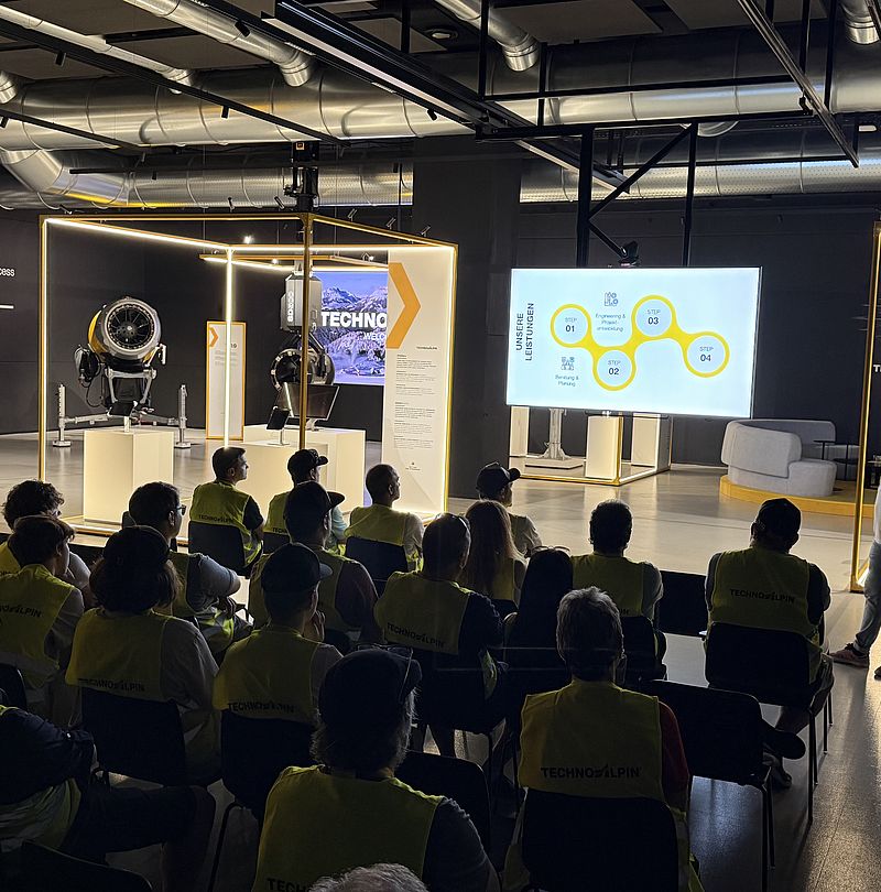 Pozorní poslucháči počas firemnej prezentácie v showroome TechnoAlpin.