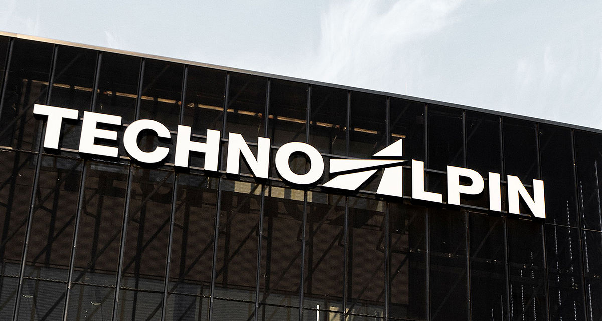 TechnoAlpin Logo an der Glasfassade des Firmensitzes in Bozen