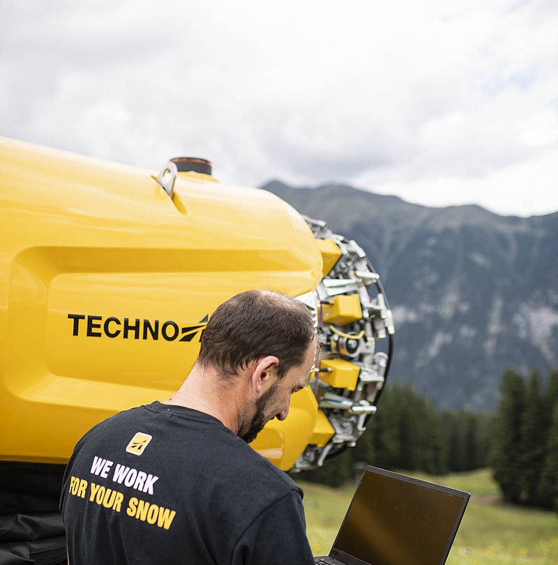 Servicing a snow gun with a PC.