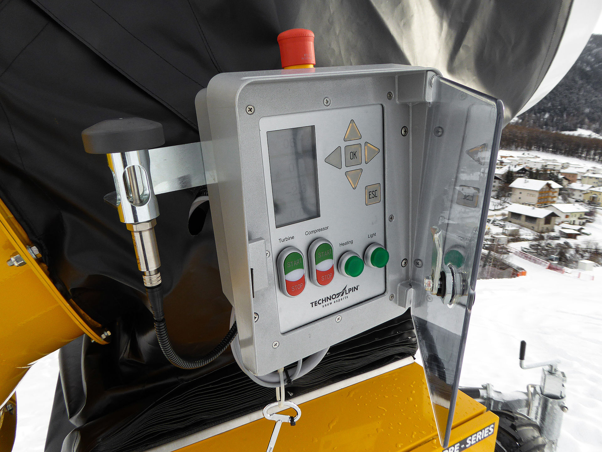 Panneau de commande d'un enneigeur TechnoAlpin avec écran et boutons de contrôle