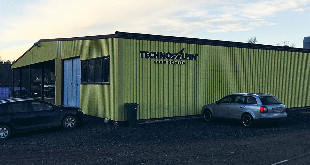 TechnoAlpin Niederlassung in Skandinavien mit grüner Fassade und Firmenlogo