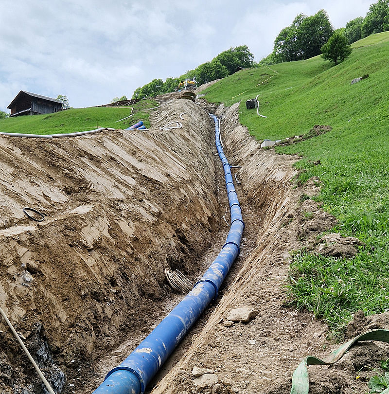 Alpinalrohre wurden von TechnoAlpin in einem Graben neben der Piste in Elm verlegt.