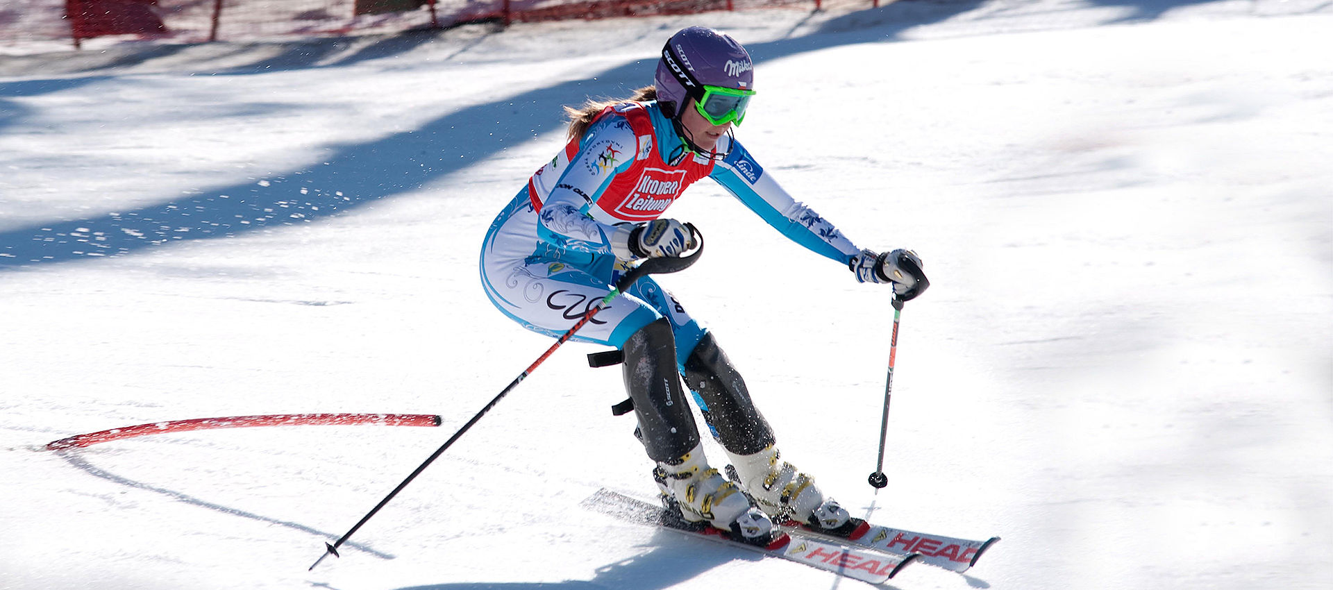 Skirennläuferin im Slalom auf perfekt präparierter Kunstschneepiste