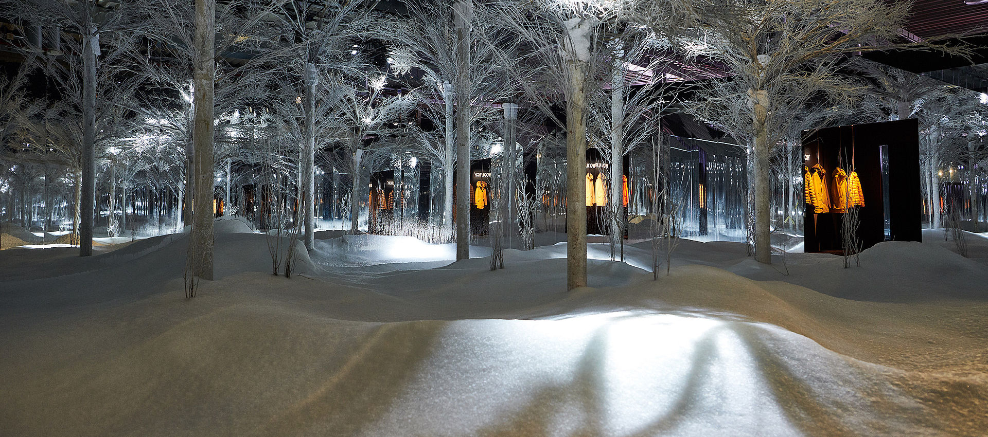 Beschneiter Indoor-Winterwald im Woolrich Flagship Store mit SNOWROOM Technologie