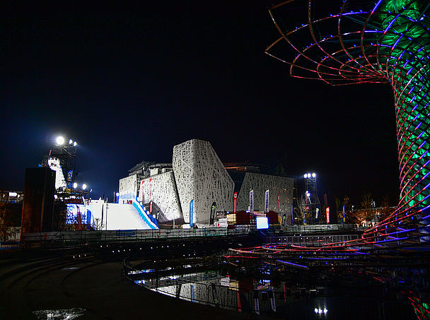 Big Air Schanze in Mailand bei Nacht mit Beschneiung durch TechnoAlpin Anlagen