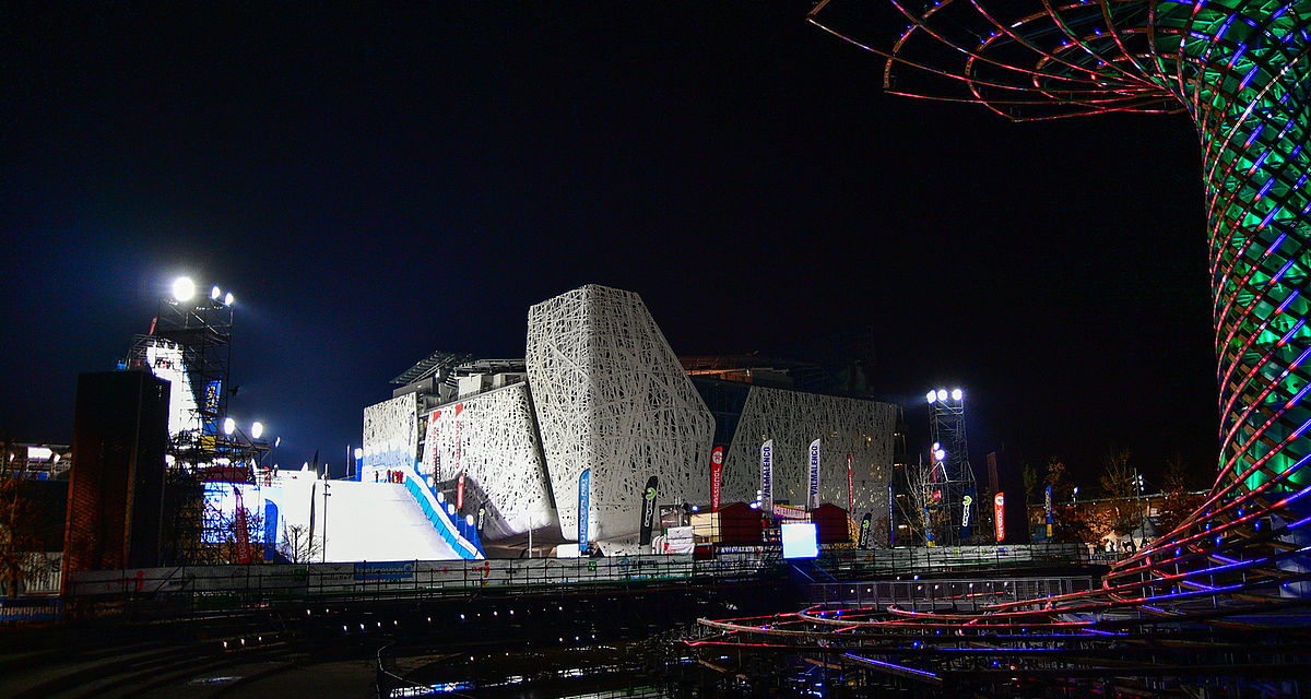 Big Air Schanze in Mailand bei Nacht mit Beschneiung durch TechnoAlpin Anlagen