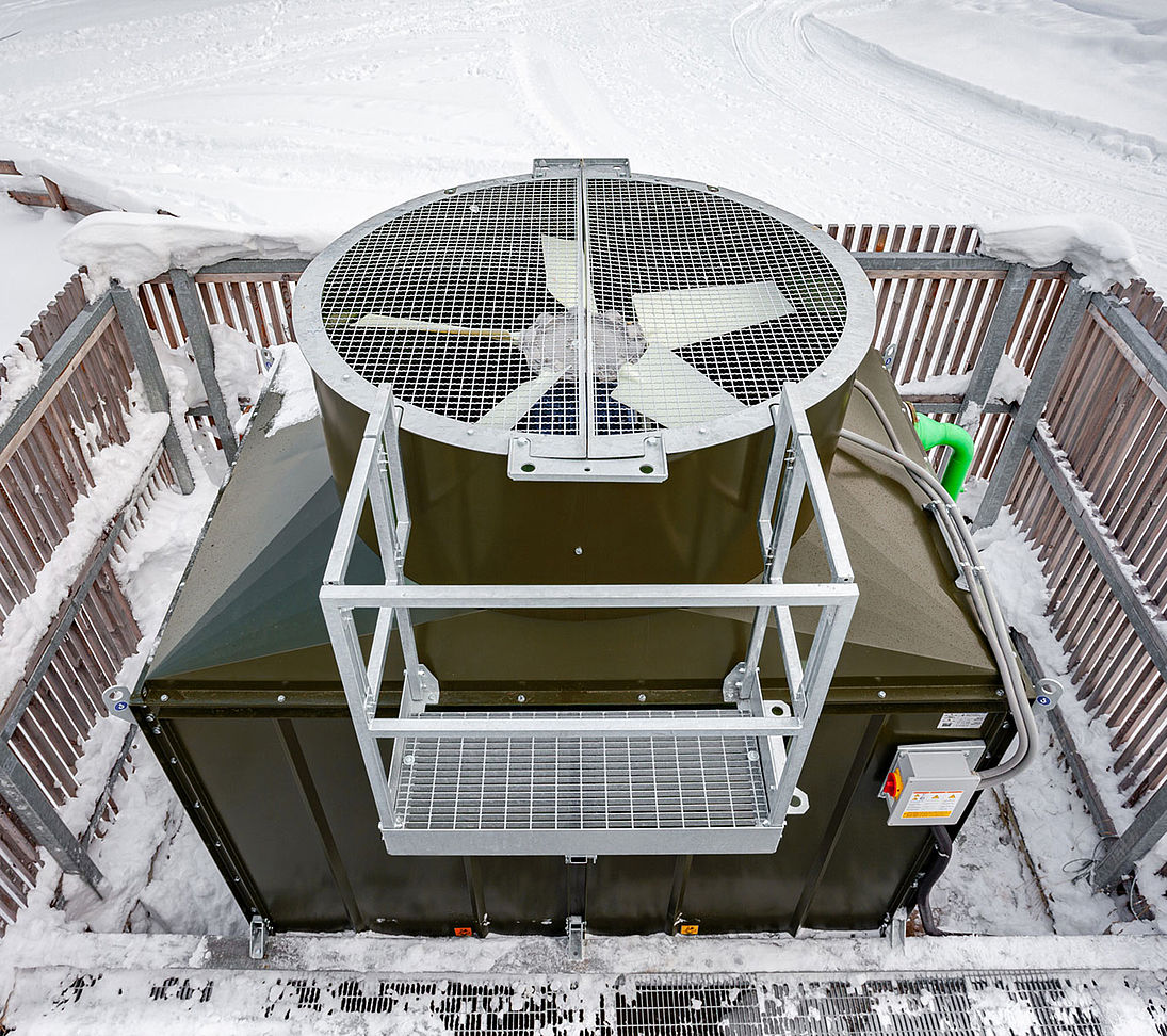 Draufsicht auf TechnoAlpin Kühlturm im Skigebiet im Winter