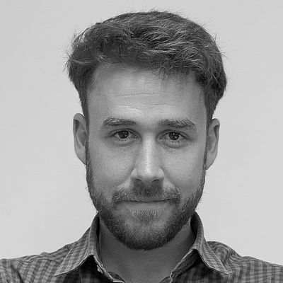 Schwarz-weiß Porträt eines bärtigen TechnoAlpin Mitarbeiters