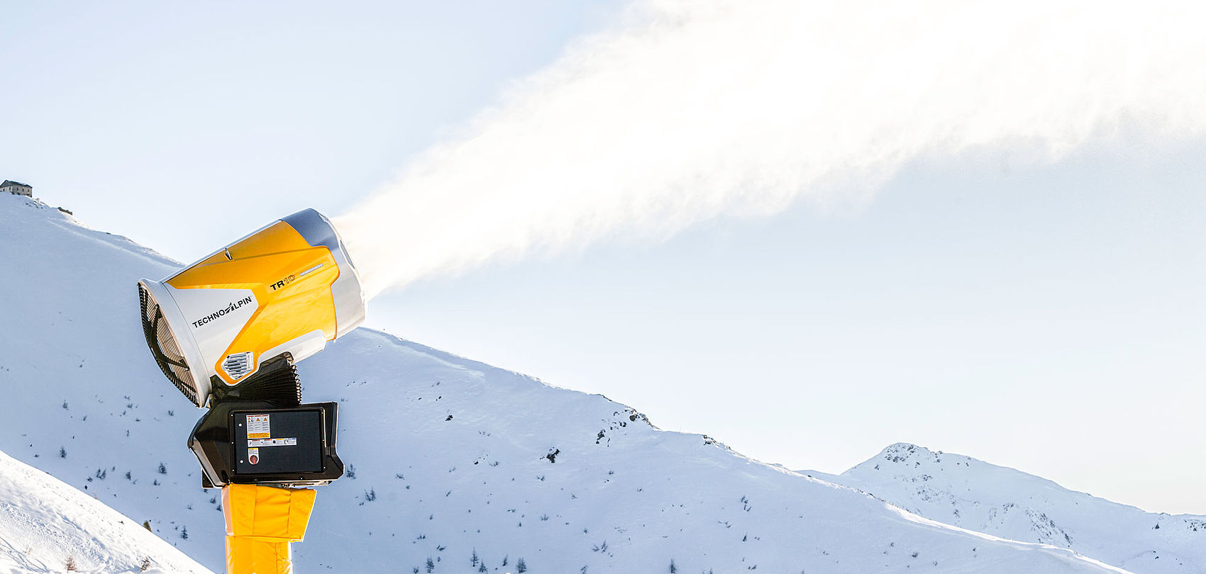 Cannone da neve TechnoAlpin TR10 produce neve su versante montano