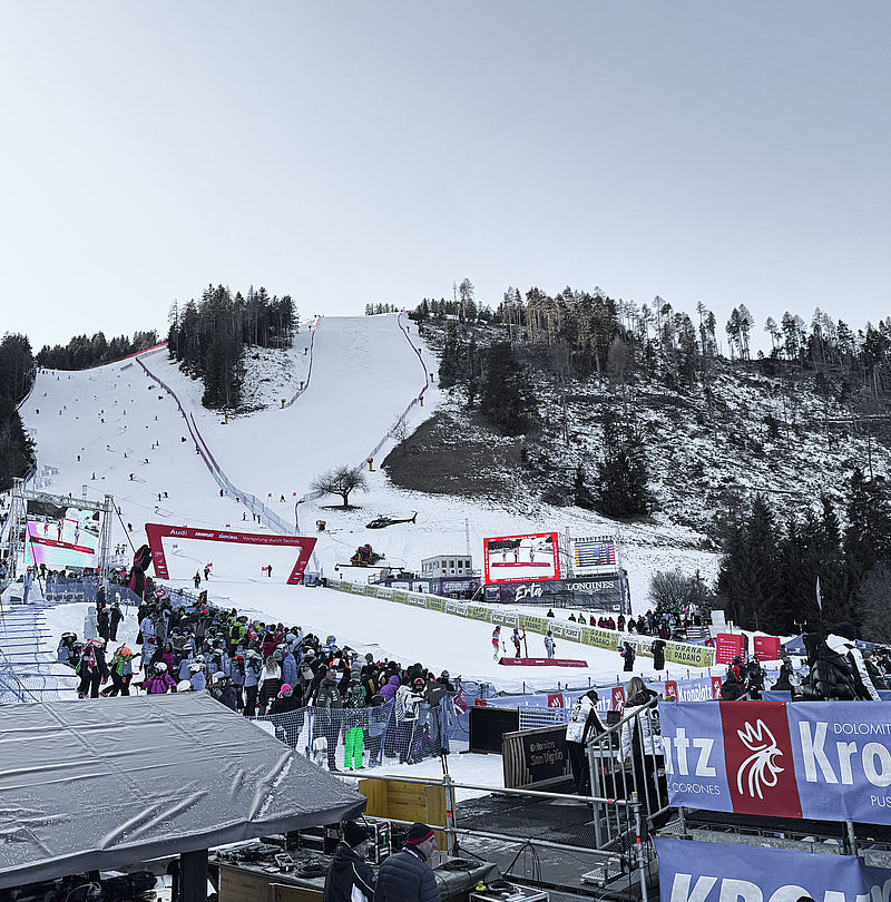 Course de Coupe du Monde de ski au Plan de Corones avec spectateurs et aire d'arrivée