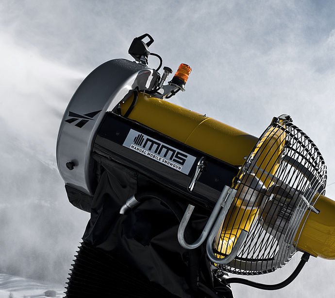 TechnoAlpin MMS Mobile Snowgun Propellermaschine im Einsatz vor verschneiter Bergkulisse