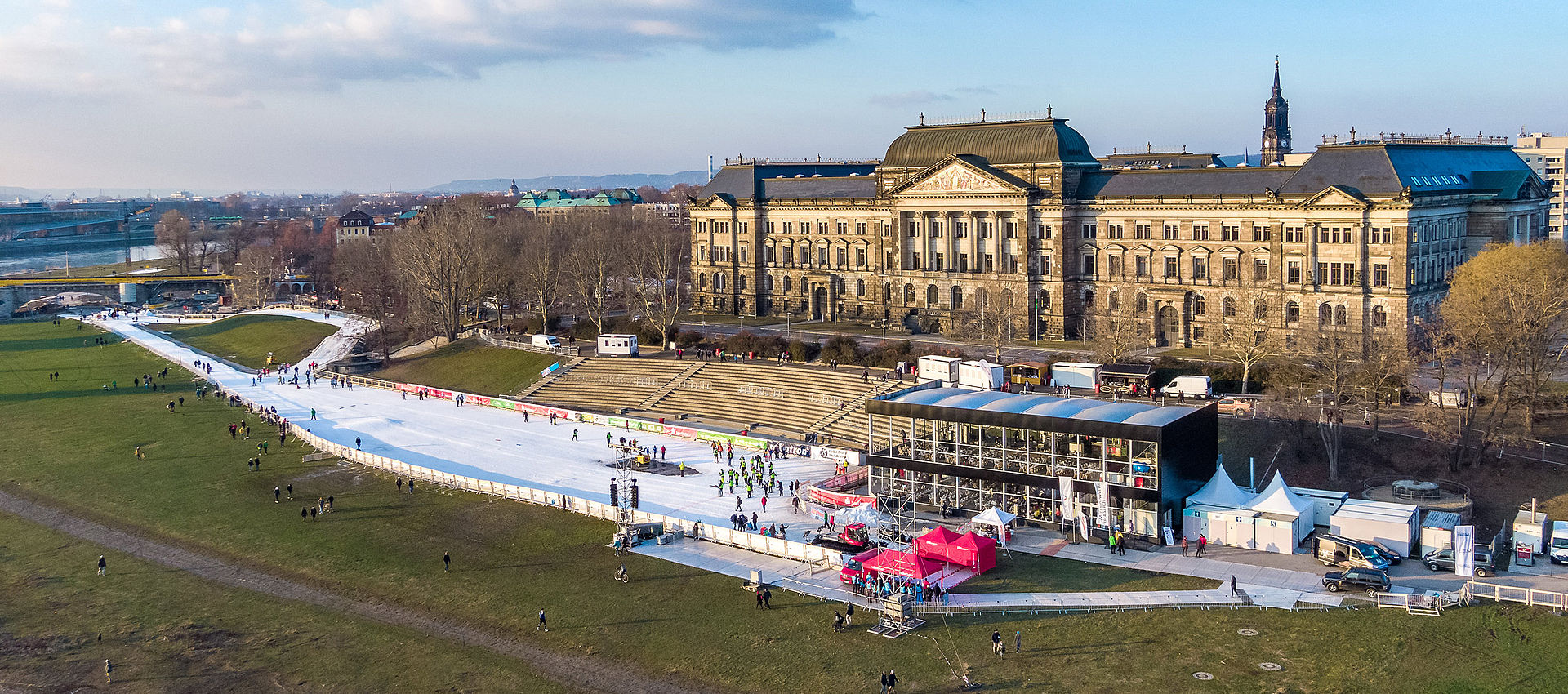 Piste de patinage sur glace au bord de l'Elbe à Dresde devant le ministère
