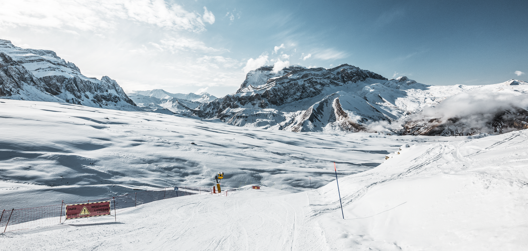 Piste de ski damée et enneigée dans le domaine skiable Shahdag avec panorama montagneux et ciel bleu