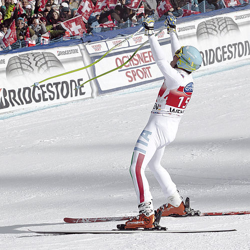 Skirennläufer jubelt im Zielraum eines alpinen Weltcup-Rennens
