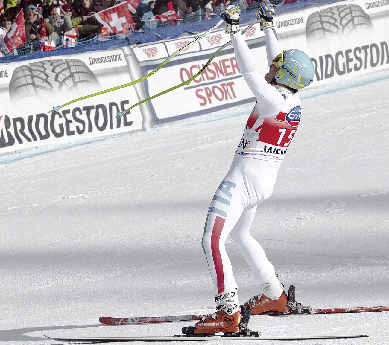 Skirennläufer jubelt im Zielraum eines alpinen Weltcup-Rennens
