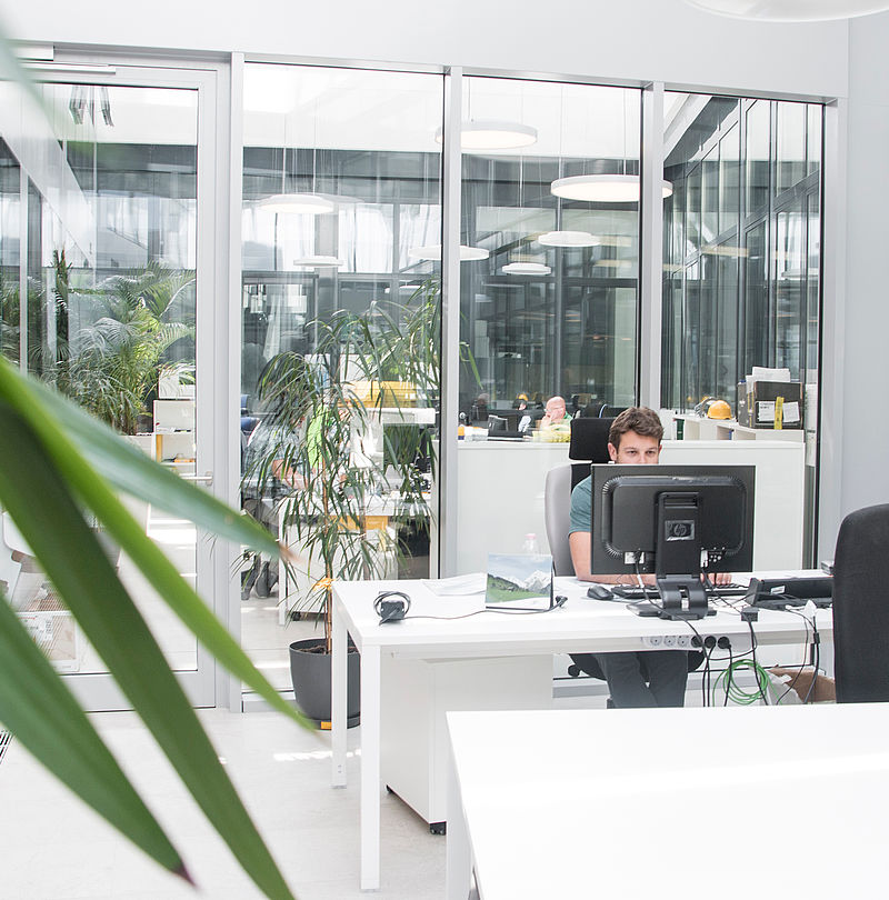 Moderne Büroräume der TechnoAlpin Zentrale mit Mitarbeitern